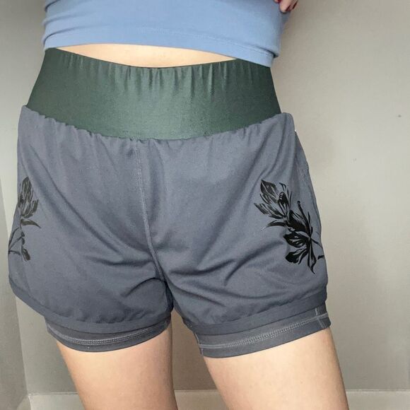 Fabletics Olesia Shine Floral Everglade Shine/Iron Athletic Shorts - Picture 1 of 13
